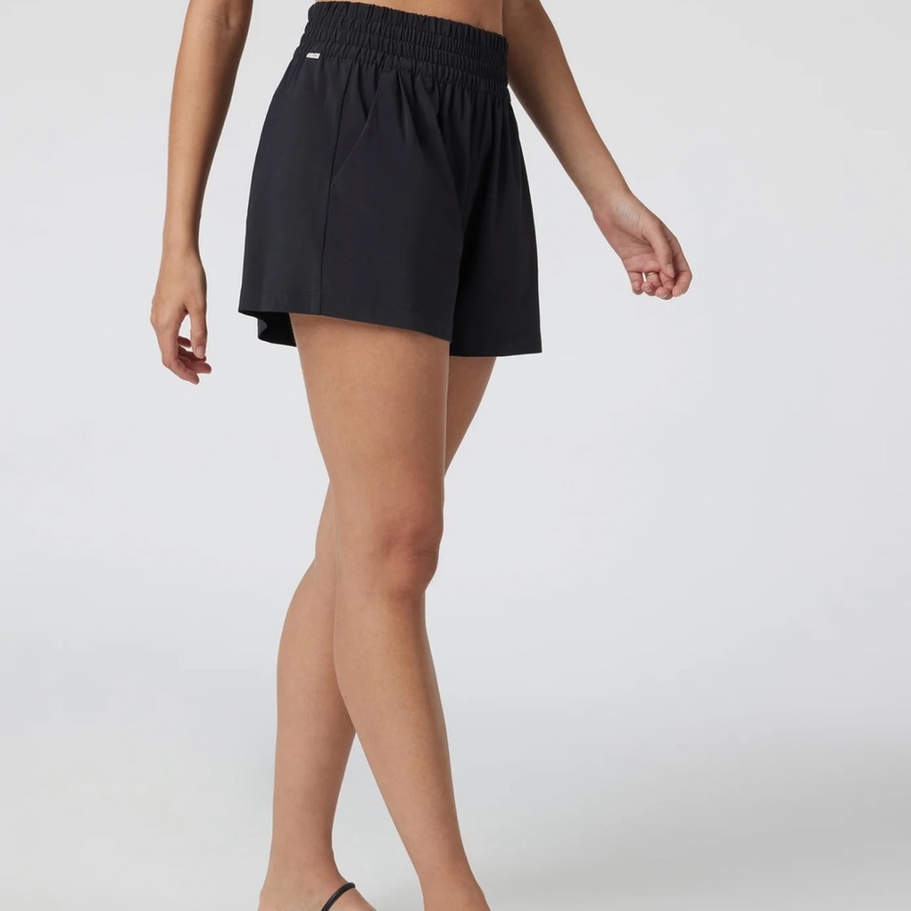 NWOT Vuori Villa Shorts in Black